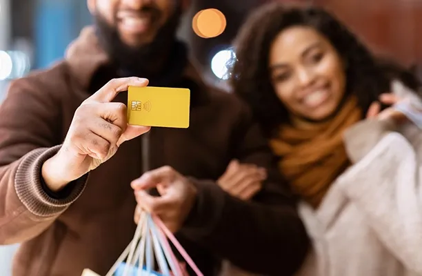 Foto De Pareja Feliz Con Tarjeta En Mano