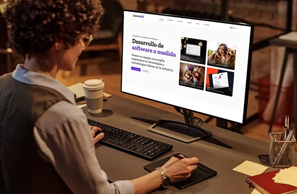 Mujer Leyendo Articulo En Computadora De Escritorio