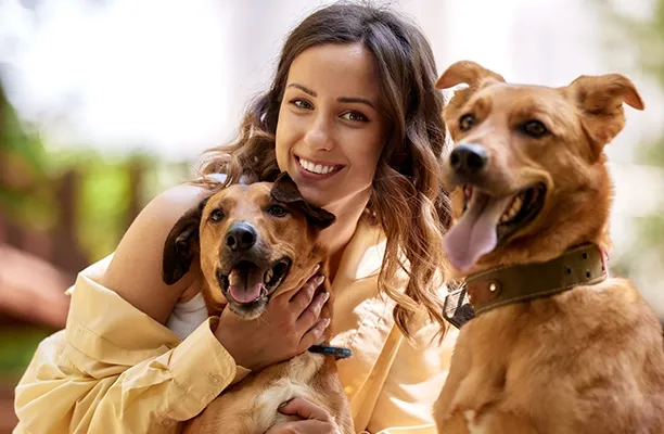 Mujer Con Dos Perros Sonriendo