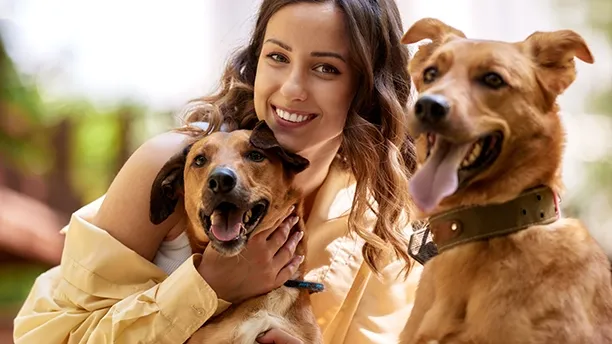 Mujer Con Dos Perros Sonriendo
